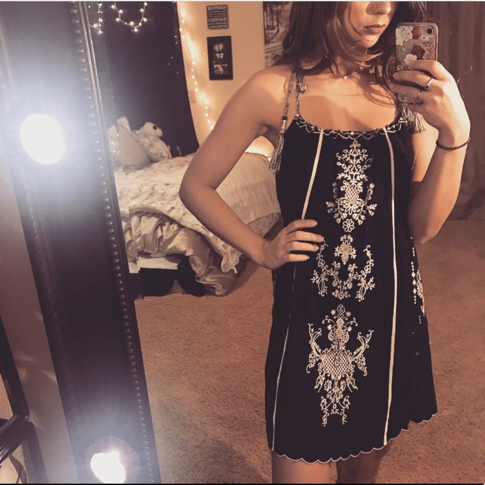 Black embroidered vacation dress - Picture 5 of 9
